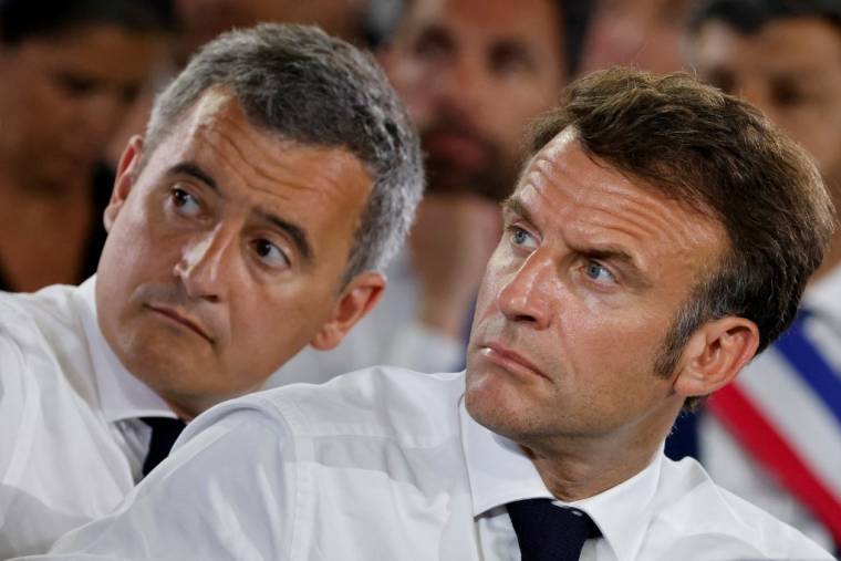 Le président de la République Emmanuel Macron (à droite) et le ministre de l'Intérieur Gérald Darmanin assistent à une réunion publique à Marseille, le 26 juin 2023.  ( POOL / LUDOVIC MARIN )
