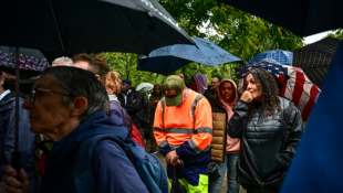 Hommage à l'employé municipal Lilian Dejean à Grenoble, le 9 septembre 2024 ( AFP / OLIVIER CHASSIGNOLE )