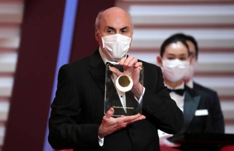 Le scientifique américain Drew Weissman reçoit le Prix du Japon, à Tokyo, le 13 avril 2022 ( POOL / Eugene Hoshiko )