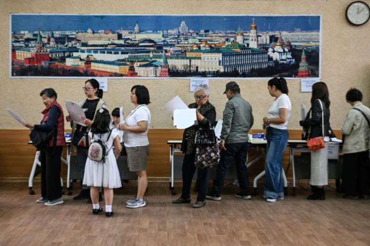 Des électeurs attendent pour voter lors des législatives, le 28 juin 2024 à Oulan-Bator, en Mongolie ( AFP / Hector RETAMAL )