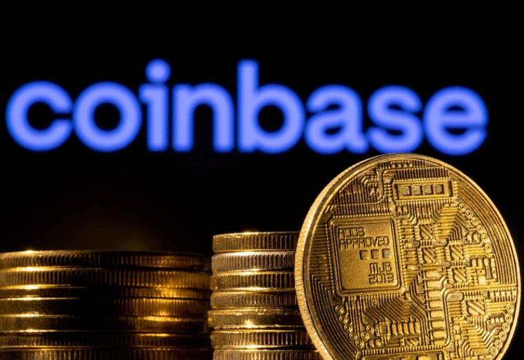 Photo d'illustration d'une représentation de crypto-monnaie et du logo Coinbase