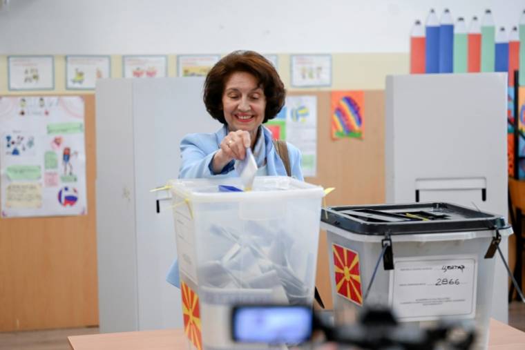 Gordana Siljanovska-Davkova, candidate du parti nationaliste de droite VMRO-DPMNE, vote au deuxième tour de la présidentielle et aux législatives, le 8 mai 2024 à Skopje, en Macédoine du Nord ( AFP / Armend NIMANI )