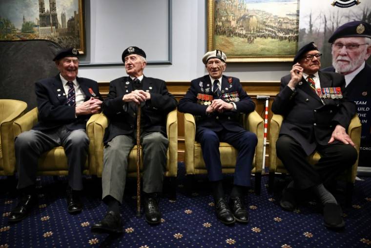 (GàD) Henry Rice, Stan Ford, Alec Penstone et Ken Hay, vétérans britanniques du D-Day, lors d'une fête en amont des célébrations du 80e anniversaire du débarquement sur les plages françaises, le 26 avril 2024 à Londres ( AFP / HENRY NICHOLLS )