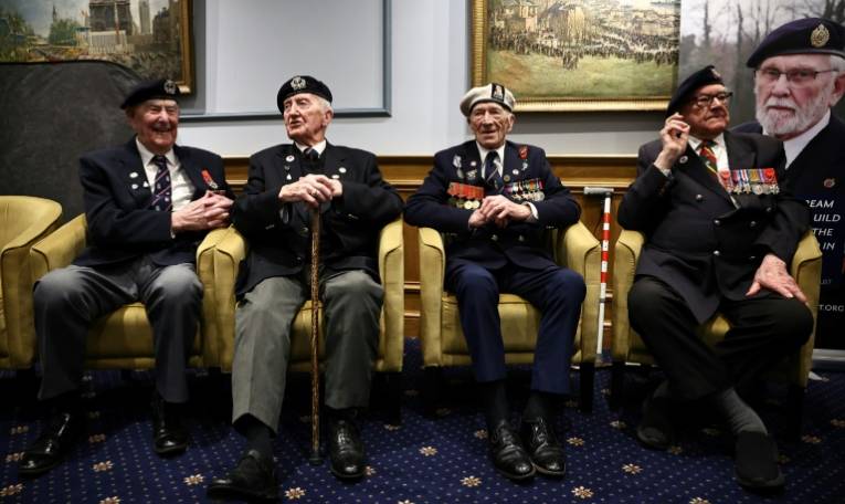 (GàD) Henry Rice, Stan Ford, Alec Penstone et Ken Hay, vétérans britanniques du D-Day, lors d'une fête en amont des célébrations du 80e anniversaire du débarquement sur les plages françaises, le 26 avril 2024 à Londres ( AFP / HENRY NICHOLLS )