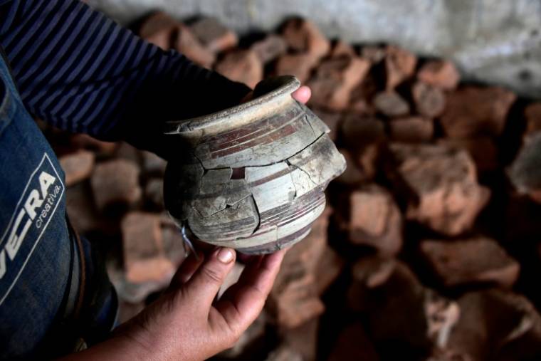 Une poterie découverte sur le site archéologique de Casas del Turunuelo, dans la région de l'Estrémadure, le 17 avril 2024 à Guarena, en Espagne ( AFP / CRISTINA QUICLER )