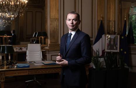 Le ministre du Travail, Olivier Dussopt, dans son bureau à Paris le 27 juin 2022. ( AFP / JOEL SAGET )
