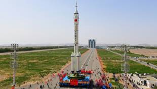 Une fusée embarquant le vaisseau spatial Shenzhou-16 est transportée vers la zone de lancement au Centre de lancement de satellites de Jiuquan, en Chine, le 22 mai 2023 ( CNS / - )