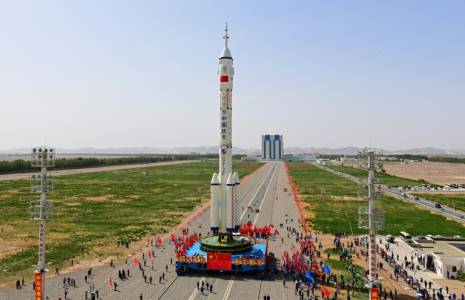 Une fusée embarquant le vaisseau spatial Shenzhou-16 est transportée vers la zone de lancement au Centre de lancement de satellites de Jiuquan, en Chine, le 22 mai 2023 ( CNS / - )