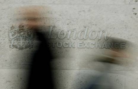 Des piétons passent devant le London Stock Exchange
