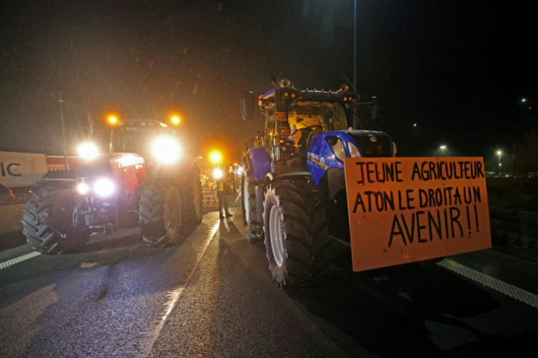 Des agriculteurs belges et français bloquent avec leurs tracteurs la frontière entre la France et la Belgique lors d'une manifestation contre l'accord de libre-échange entre l'UE et les pays du Mercosur, à l'appel du syndicat agricole "Coordination Rurale", le 5 décembre 2024 à Crespin, dans le Nord de la France ( AFP / FRANCOIS LO PRESTI )