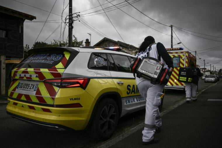 Des membres d'une des premières unités hospitalières mobiles paramédicales (UMH-P) du CHU de Bordeaux se rendent au domicile d'un patient suite à un appel d'urgence, le 17 avril 2024 à Bordeaux ( AFP / Philippe LOPEZ )