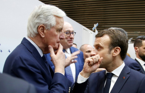 Le président français Emmanuel Macron (à droite) s'entretient avec le négociateur en chef de la Commission européenne sur le Brexit, Michel Barnier de l'époque au Salon international de l'agriculture à Paris, le 23 février 2019 ( POOL / Michel Euler )