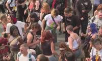 Techno Parade: les premiers danseurs se réunissent place de la Bastille