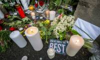 Des fleurs sont déposées à l'extérieur du domaine de feu la chanteuse Tina Turner après l'annonce de sa mort, à Küsnacht en Suisse, le 25 mai 2023 ( AFP / Fabrice COFFRINI )