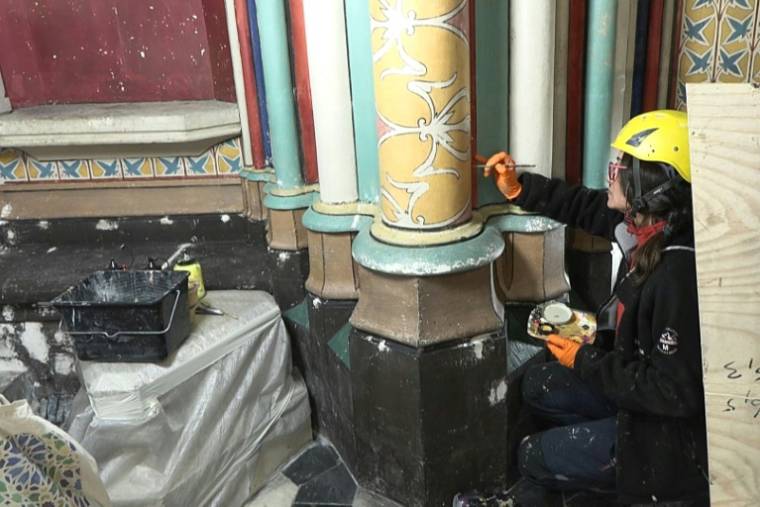 Image tirée d'une vidéo de l'AFP, le 11 avril 2024, montrant la restauration des peintures des piliers de Notre-Dame de Paris, cinq ans après l'incendie qui l'a dévastée ( AFP / Mathilde BELLENGER )