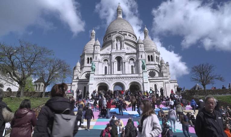 Paris 2024: les marches de Montmartre s'habillent de couleurs