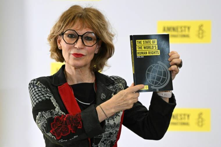 Agnès Callamard, secrétaire générale d'Amnesty International, montre le rapport annuel sur les droits humains, le 24 avril 2024 à Londres ( AFP / JUSTIN TALLIS )