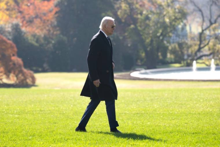 Le président américain Joe Biden traverse la pelouse sud de la Maison Blanche, le 13 novembre 2023 à Washington ( AFP / SAUL LOEB )