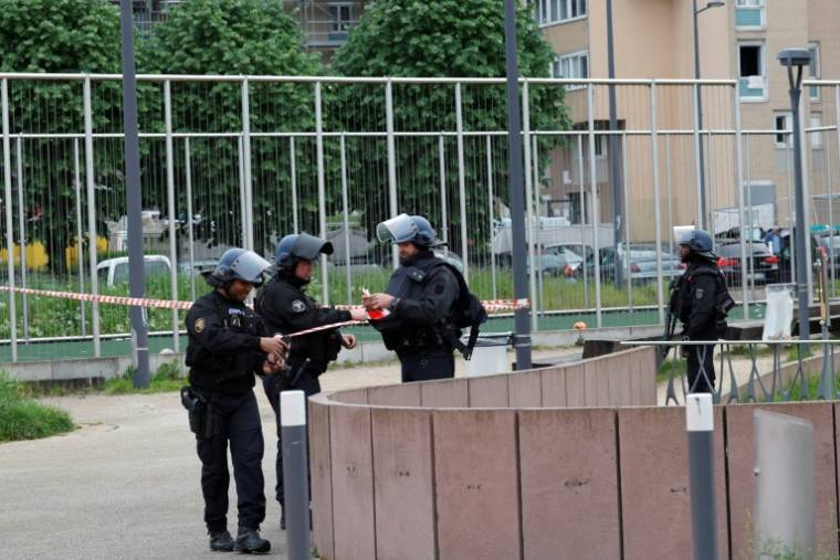 Des gendarmes en charge de la sécurisation des lieux où deux hommes ont été abattus par balle, à Sevran, le 5 mai 2024. ( AFP / Geoffroy VAN DER HASSELT )