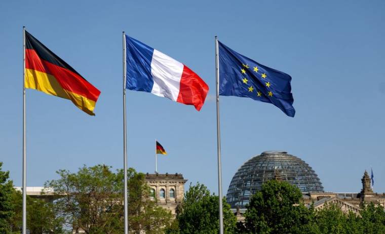 Drapeaux de l'Allemagne, de la France et de l'Union européenne