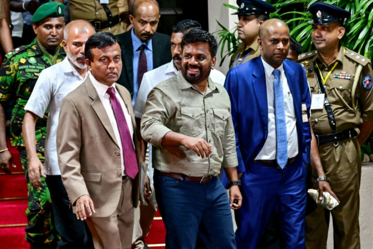 Le président du Sri Lanka, Anura Kumara Dissanayaka (au centre), à Colombo, le 22 septembre 2024 ( AFP / Ishara S. KODIKARA )