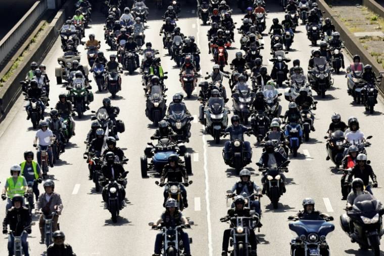Des motards manifestent contre l'instauration du contrôle technique obligatoire, sur le boulevard périphérique de Paris, le 13 avril 2024 ( AFP / STEPHANE DE SAKUTIN )