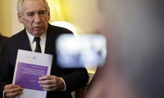 François Bayrou tenant le rapport de la Cour des Comptes sur le système de retraites, à Paris, le 20 février 2025. ( POOL / STEPHANE DE SAKUTIN )