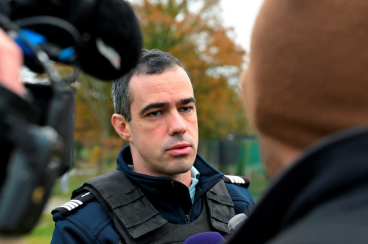 le commandant de la compagnie de gendarmerie de Guingamp Jean-Baptiste Gautier répond aux questions des journalistes lors d'une opération de recherche pour retrouver l'adolescente Morgane disparue, le 25 novembre 2024 à Pabu, dans les Côtes-d'Armor ( AFP / Damien MEYER )