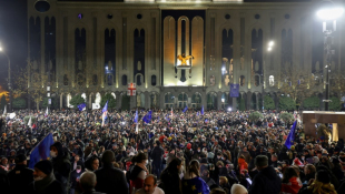 Des milliers de personnes sont rassemblées devant le Parlement géorgien à Tbilissi à l'appel de l'opposition, le 29 novembre 2024  ( AFP / Giorgi ARJEVANIDZE )