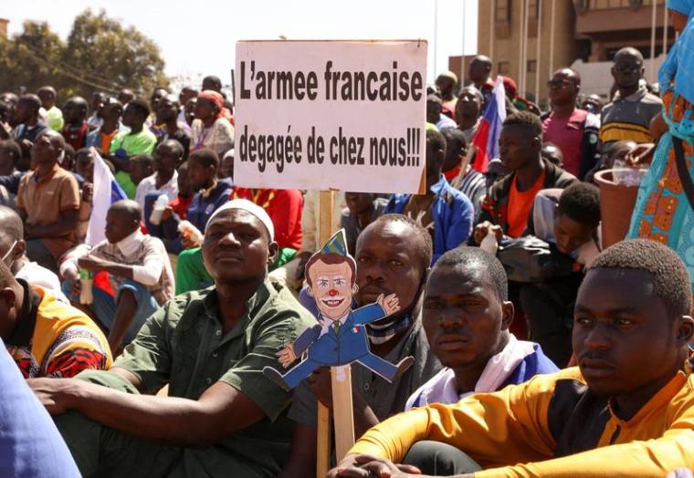 Des personnes se rassemblent pour demander le départ de l'ambassadeur de France