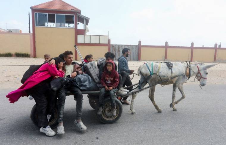 Des Palestiniens fuyant le nord de Gaza après un raid des troupes israéliennes sur l'hôpital al-Chifa, Gaza