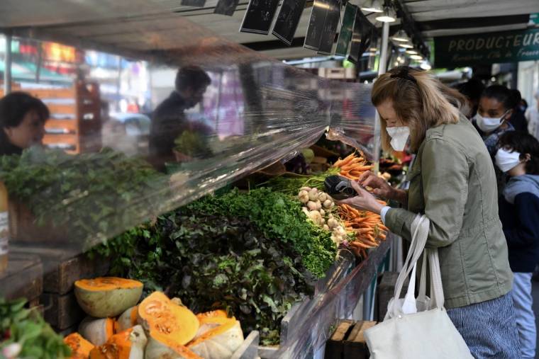 Un marché de fruits et légumes à Paris. ( AFP / ALAIN JOCARD )