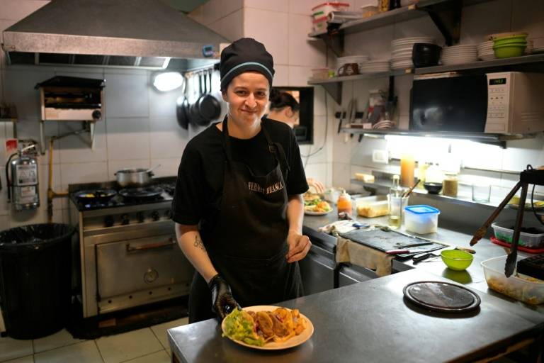 La cheffe Agustina Bovi dans les cuisines du restaurant végétalien "Yedra", le 12 mars 2024 à Buenos Aires ( AFP / JUAN MABROMATA )
