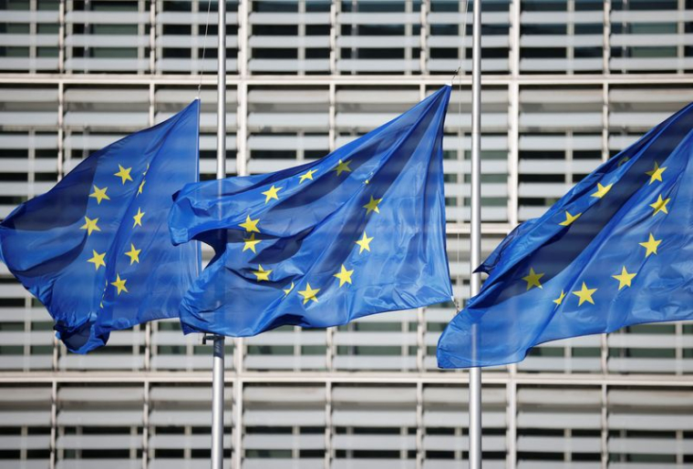 Les drapeaux de l'Union européenne devant le siège de la Commission européenne à Bruxelles