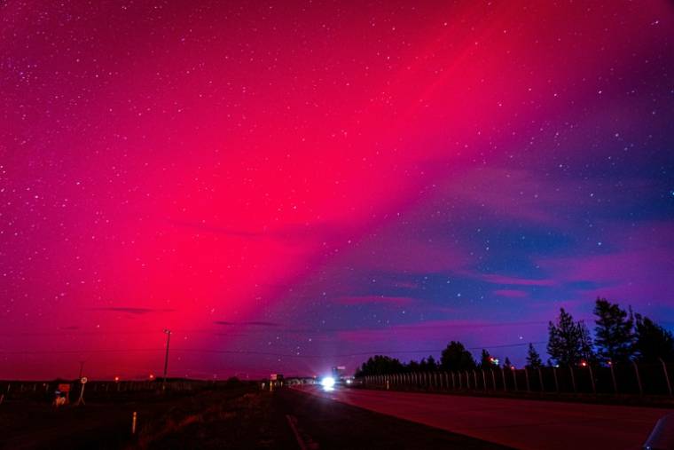Des aurores boréales à Punta Arenas, lors d'une tempête solaire, le 10 mai 2024 au Chili ( AFP / CLAUDIO MONGE )