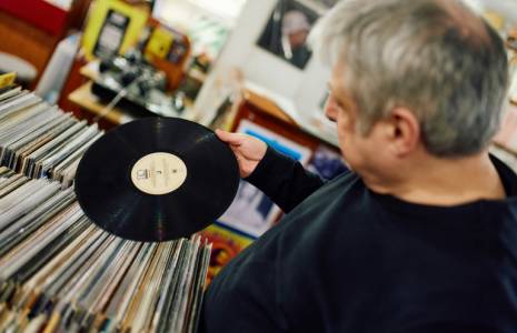 Un client examine un vinyle de la boutique Flashback Records, le 18 avril 2024 à Londres  ( AFP / BENJAMIN CREMEL )