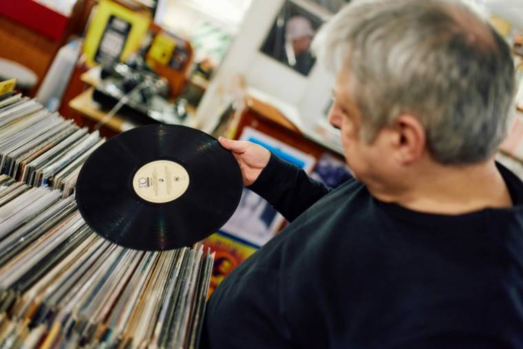 Un client examine un vinyle de la boutique Flashback Records, le 18 avril 2024 à Londres  ( AFP / BENJAMIN CREMEL )