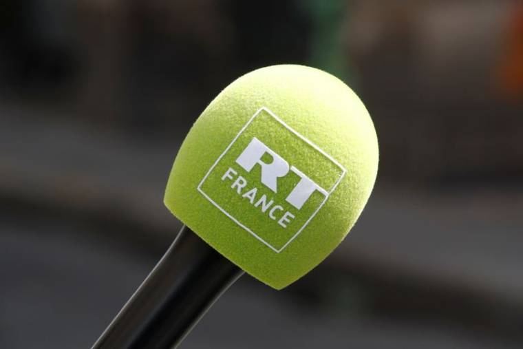 Photo d'archives d'un microphone avec le logo RT France, à Paris