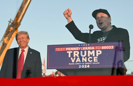 Le président élu des Etats-Unis Donald Trump (G) et le patron de Tesla Elon Musk lors d'un rassemblement de campagne à Butler, en Pennsylvanie, aux Etats-Unis, le 5 octobre 2024 ( AFP / Jim WATSON )