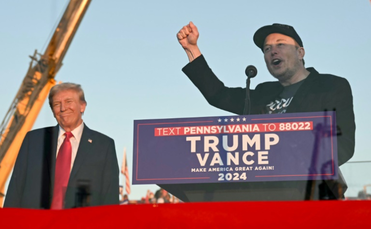 Le président élu des Etats-Unis Donald Trump (G) et le patron de Tesla Elon Musk lors d'un rassemblement de campagne à Butler, en Pennsylvanie, aux Etats-Unis, le 5 octobre 2024 ( AFP / Jim WATSON )