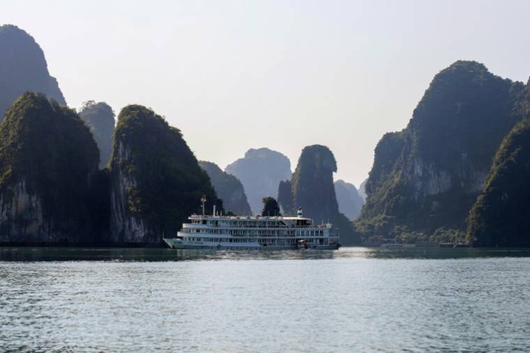 Un bateau transportant des touristes dans la baie d'Ha Long, au Vietnam, le 17 mai 2023 ( AFP / Nam NGUYEN )