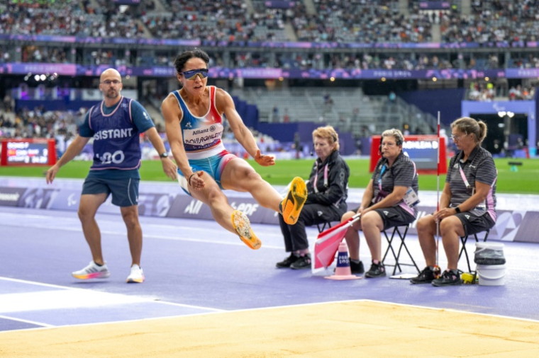 La Française Delya Boulaghlem a terminé cinquième du saut en longueur T11 des Jeux paralympiques aux Stade de France à Saint-Denis, le 30 août 2024 ( AFP / Ian RICE )