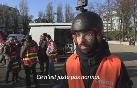 Paris: des livreurs Uber Eats manifestent après un appel à la grève nationale
