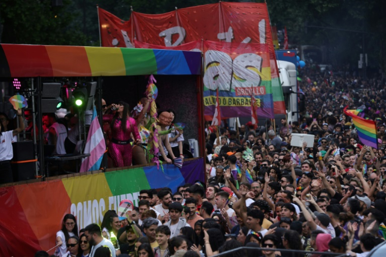 Une foule participe à la 33e "Marche des fiertés" à Buenos Aires, le 2 novembre 2024 ( AFP / Emiliano Lasalvia )