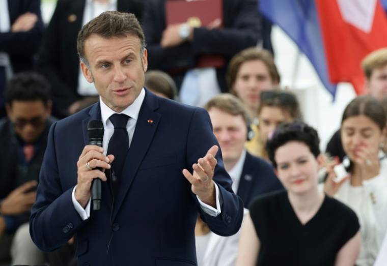 Le président français Emmanuel Macron participe à un débat dans le cadre de la "Fête de la démocratie", qui célèbre le 75e anniversaire de la Constitution allemande d'après-guerre, le 26 mai 2024 à Berlin ( AFP / Jens Schlueter )