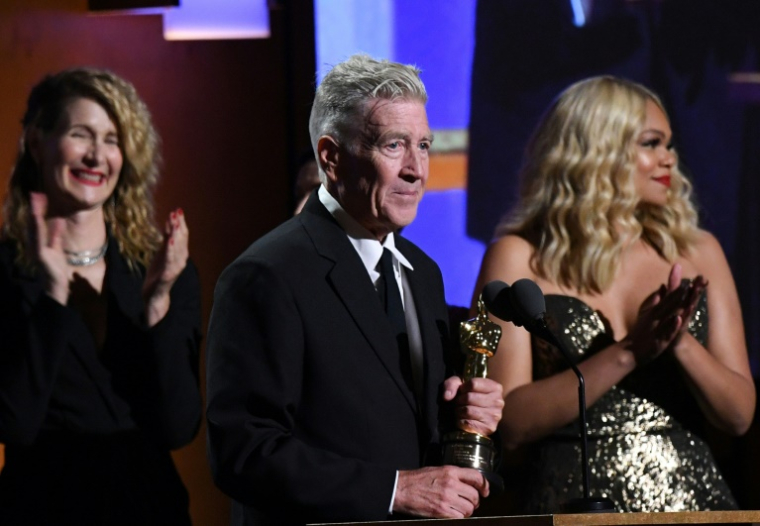 Le réalisateur américain David Lynch reçoit un prix honorifique lors du 11e gala annuel des Governors Awards organisé par l'Academy of Motion Picture Arts and Sciences à Hollywood, le 27 octobre 2019 en Californie ( AFP / Valerie MACON )