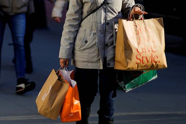 Une femme porte des sacs de courses à New York