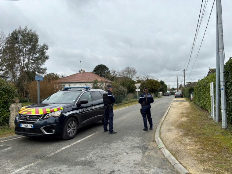 Des gendarmes sécurisent la zone à Méreau, dans le Cher, après l'enlèvement du cofondateur de Ledger, le 23 janvier 2025 ( AFP / Tom MASSON )