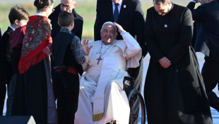 Le pape François est accueilli par le ministre de l'Intérieur Bruno Retailleau (g) et des enfants à son arrivée  l'aéroport d'Ajaccio, le 15 décembre 2024 ( AFP / Tiziana FABI )