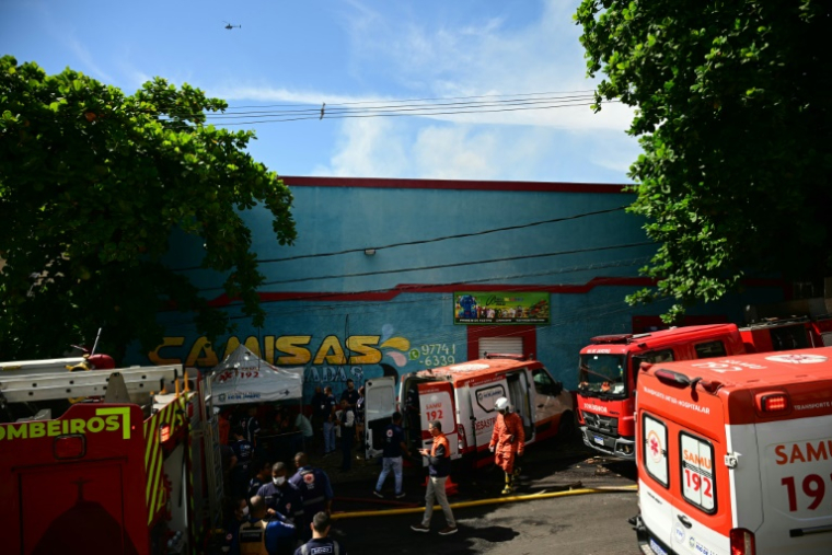 Des véhicules de pompiers et de secours devant une fabrique de costumes de carnaval où un incendie s'est déclaré, à Rio de Janeiro, le 12 février 2025 au Brésil ( AFP / Mauro PIMENTEL )